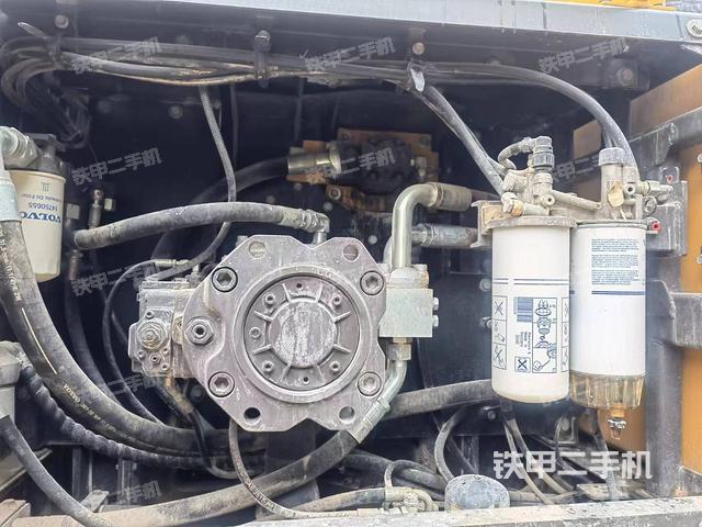 液压泵舱室正面整体（整机外观）