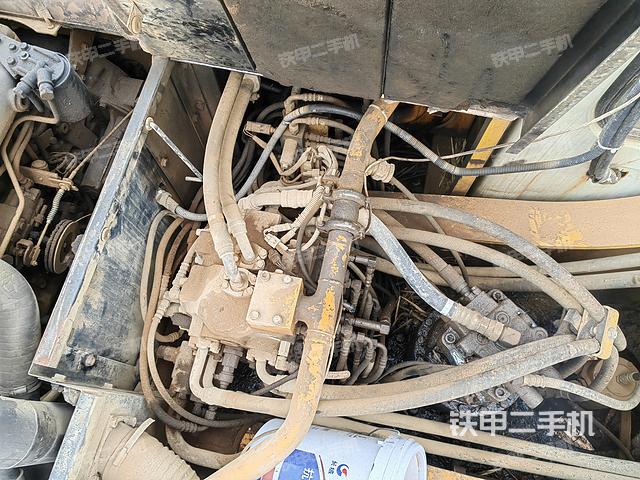 回转马达和主控阀（整机外观）