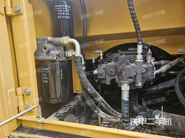 液壓泵艙室正面整體(整機(jī)外觀) 液壓泵艙室正面整體(整機(jī)外觀)