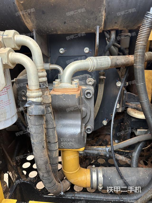 液压泵舱室正面整体（整机外观）