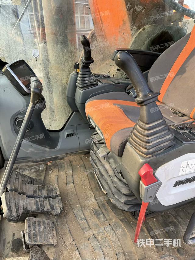 驾驶室整体（整机外观）