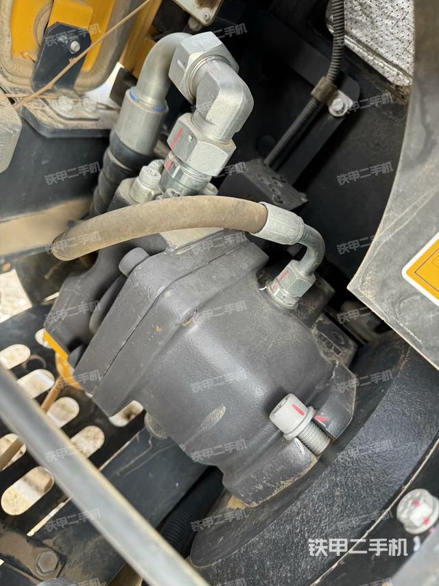 液压泵舱室正面整体（整机外观）