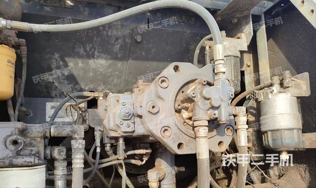 液压泵舱室正面整体（整机外观）