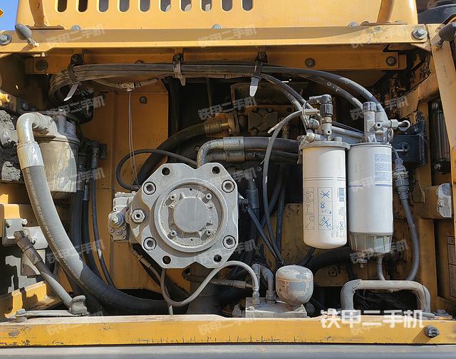 液压泵舱室正面整体（整机外观）