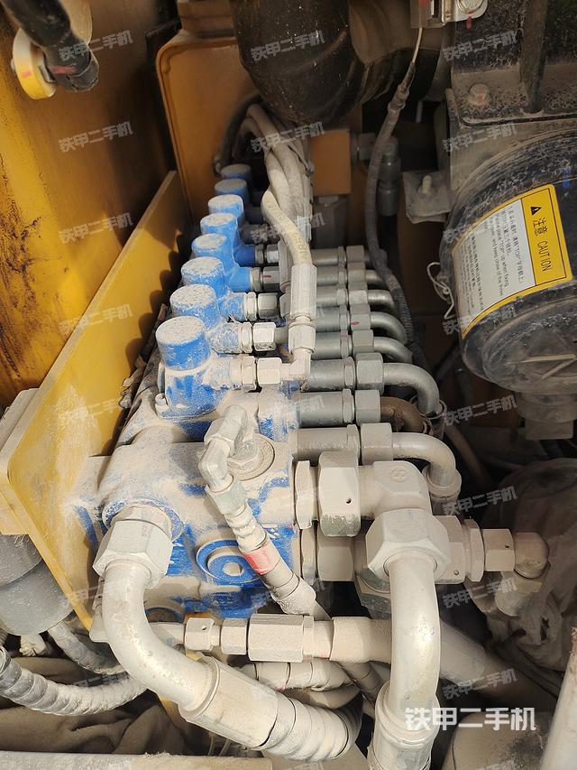 回转马达和主控阀（整机外观）