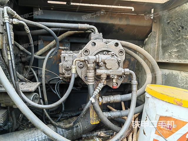 液压泵舱室正面整体（整机外观）