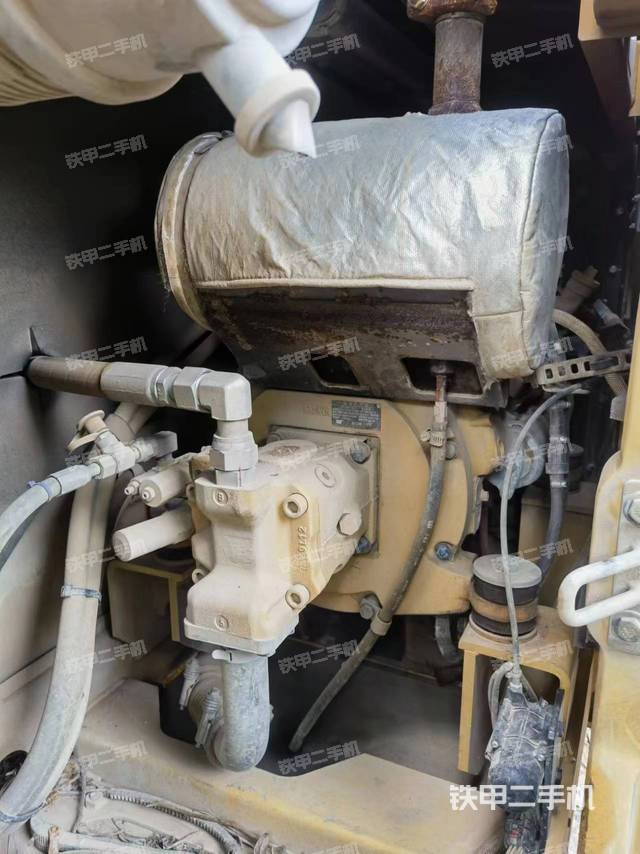 液压泵舱室正面整体（整机外观）