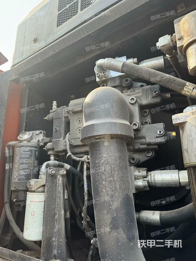 液压泵舱室正面整体（整机外观）