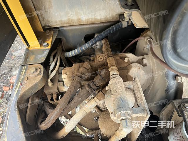 液压泵舱室正面整体（整机外观）