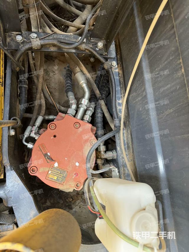 回转马达和主控阀（整机外观）