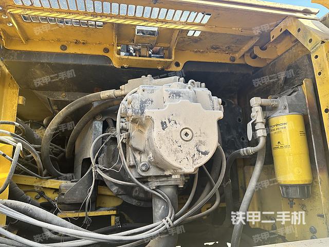 液压泵舱室正面整体（整机外观）