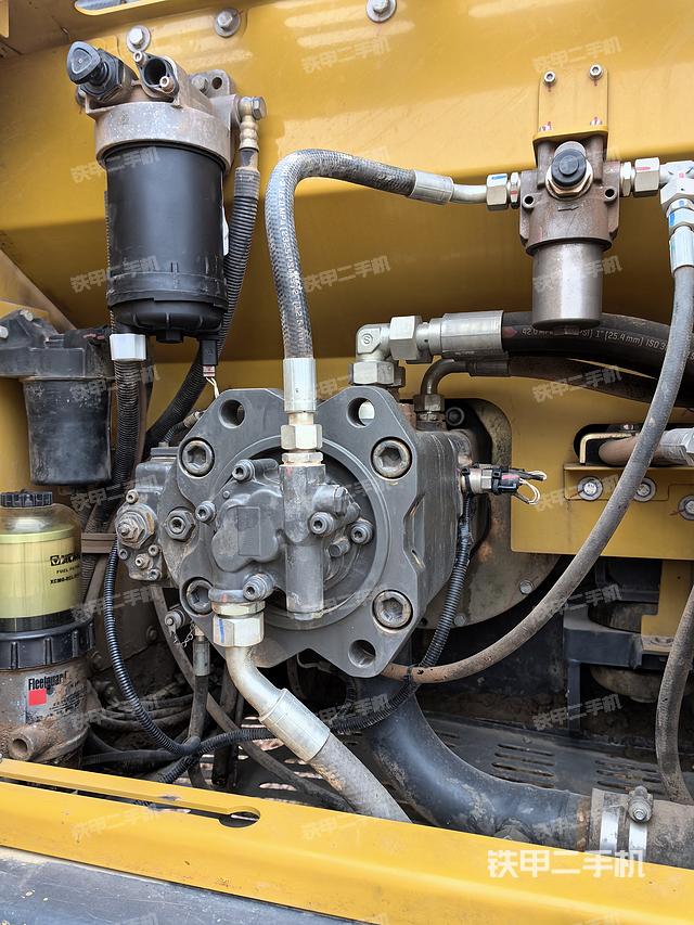 液压泵舱室正面整体（整机外观）