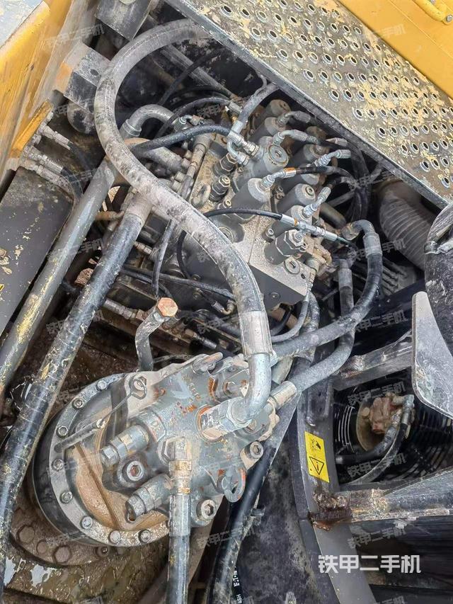 回转马达和主控阀（整机外观）