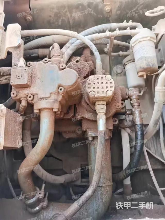 液压泵舱室正面整体（整机外观）