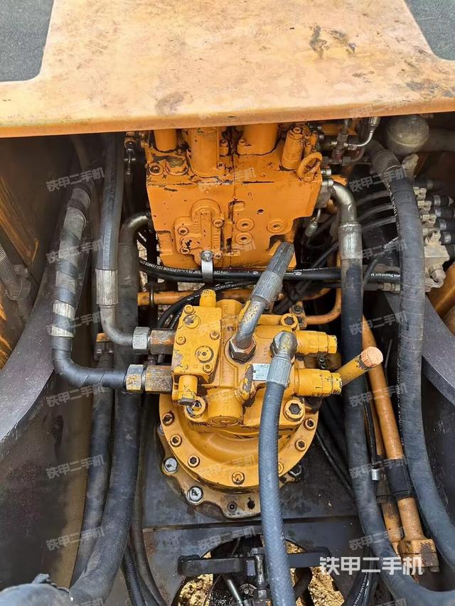 回转马达和主控阀（整机外观）