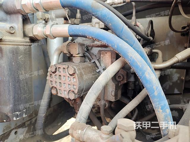 液压泵舱室正面整体（整机外观）