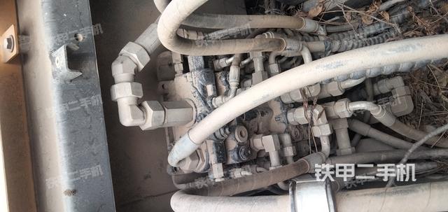 回转马达和主控阀（整机外观）