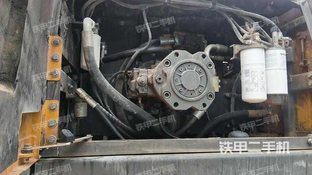 液压泵舱室正面整体（整机外观）