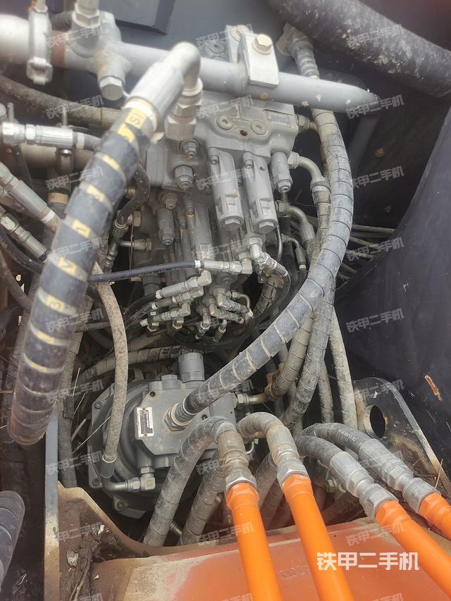 回转马达和主控阀（整机外观）