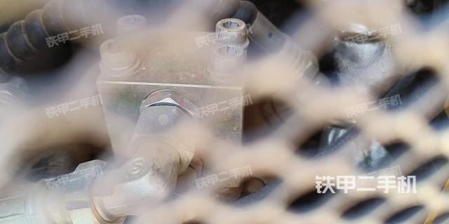 液压泵舱室正面整体（整机外观）