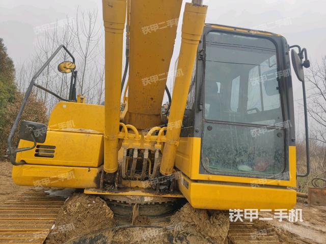 大臂油缸整体 竖拍（工作和回转装置）