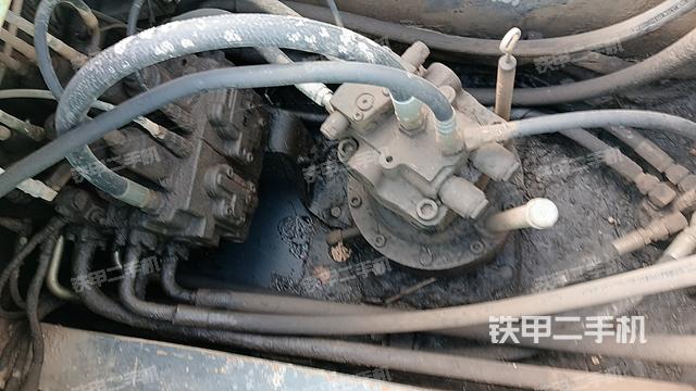 回转马达和主控阀（整机外观）