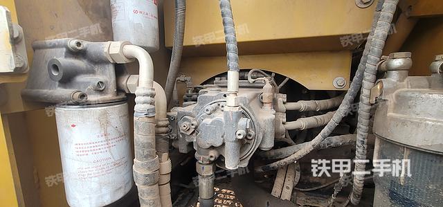 液压泵舱室正面整体（整机外观）