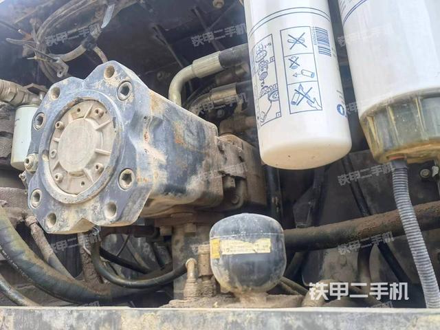 液压泵舱室正面整体（整机外观）