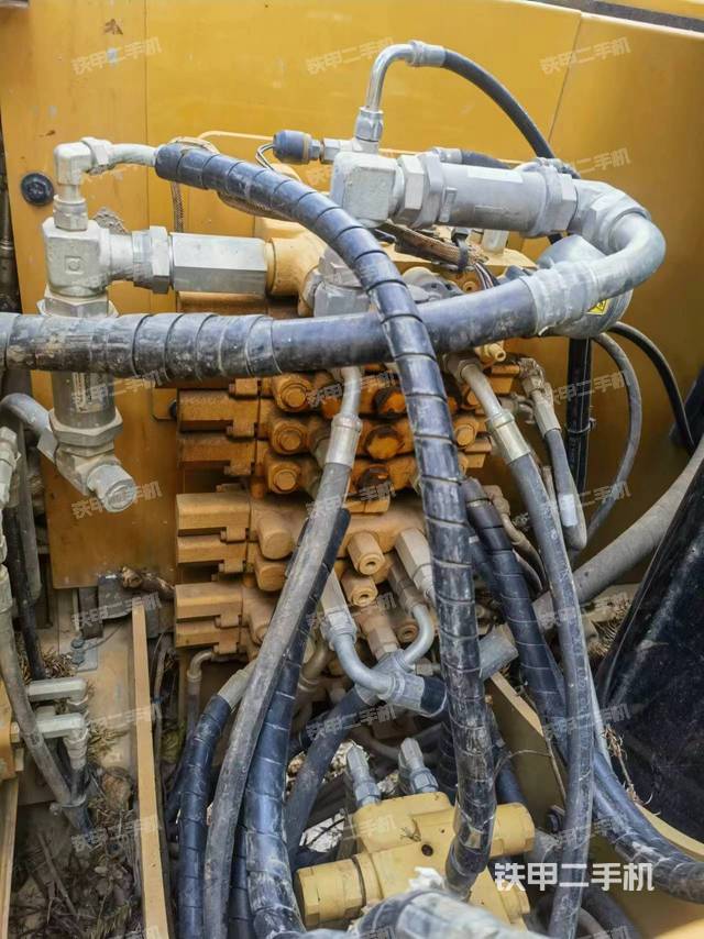 回转马达和主控阀（整机外观）