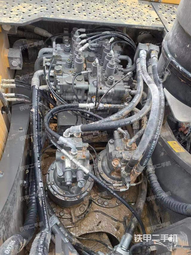 回转马达和主控阀（整机外观）