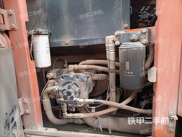 液压泵舱室正面整体（整机外观）