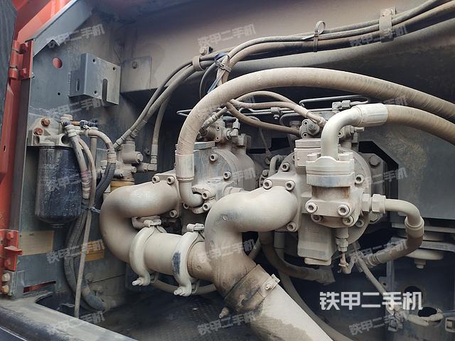 液压泵舱室正面整体（整机外观）