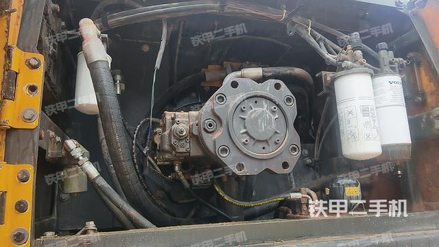 液压泵舱室正面整体（整机外观）