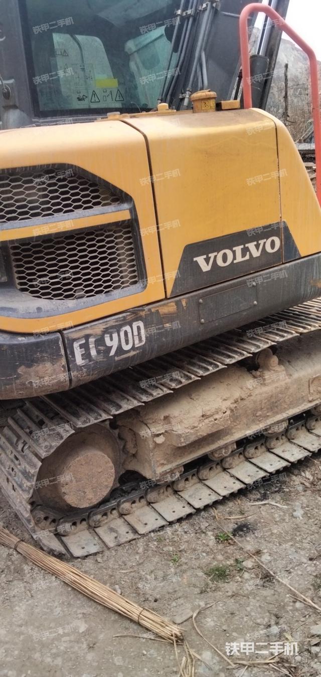 液压泵舱室正面整体（整机外观）