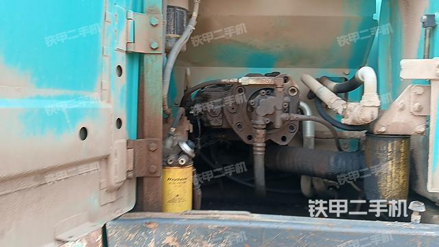 液压泵舱室正面整体（整机外观）