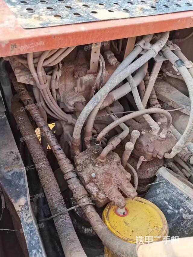 回转马达和主控阀（整机外观）