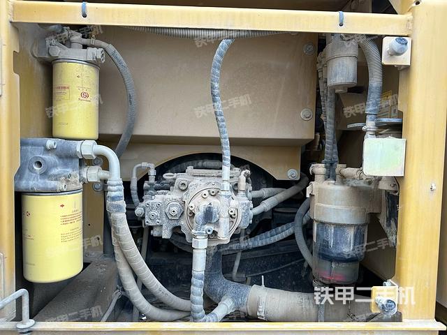 液压泵舱室正面整体（整机外观）