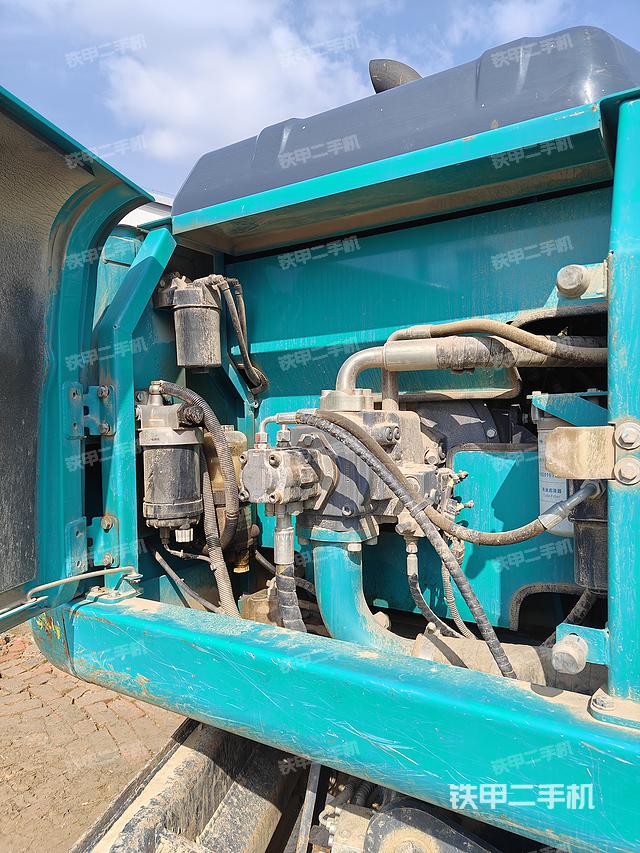 液压泵舱室正面整体（整机外观）