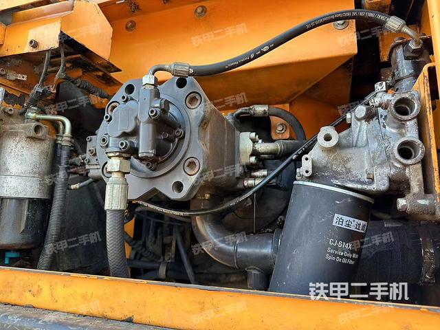 液压泵舱室正面整体（整机外观）