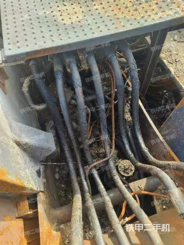 回转马达和主控阀（整机外观）