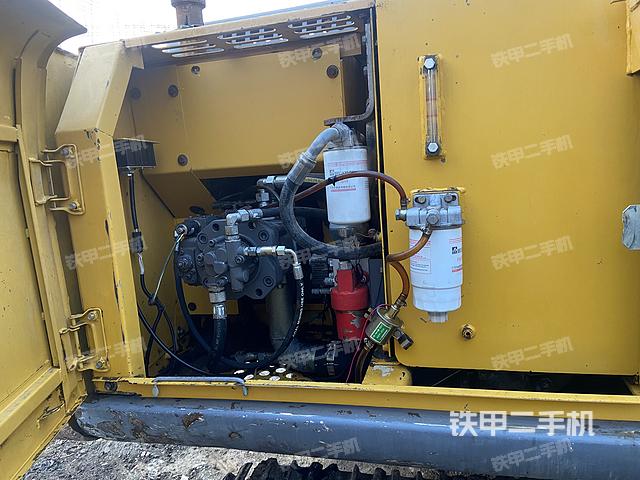 液压泵舱室正面整体（整机外观）