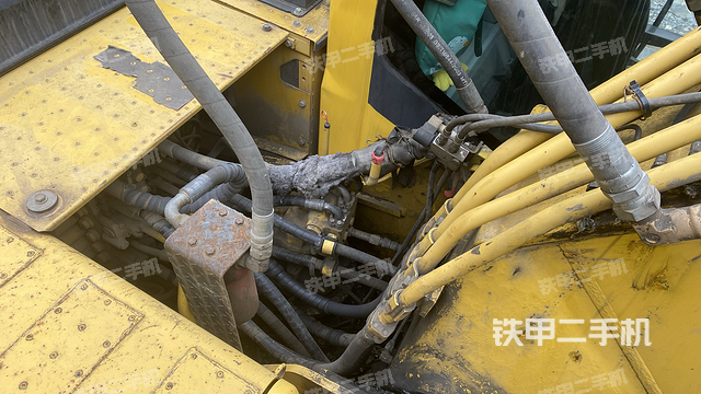 回转马达和主控阀（整机外观）