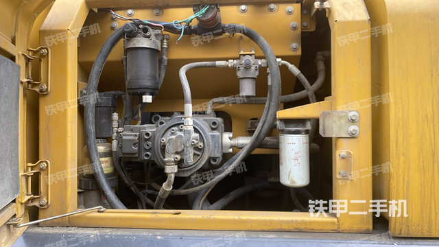 液压泵舱室正面整体（整机外观）