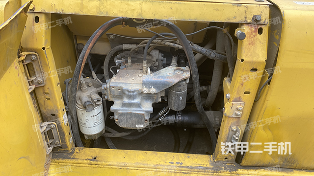 液压泵舱室正面整体（整机外观）