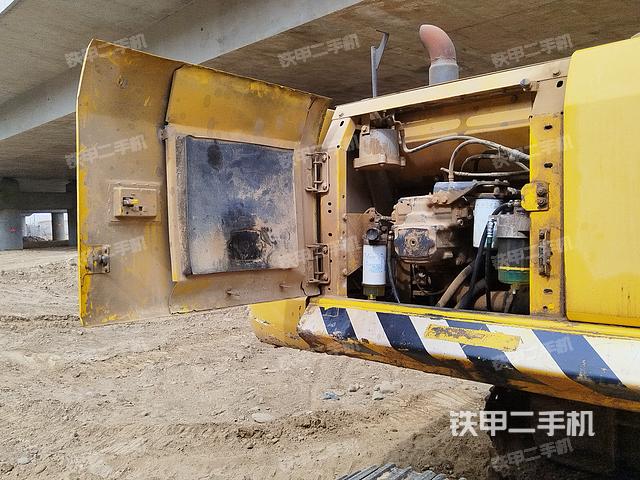 液压泵舱室正面整体（整机外观）