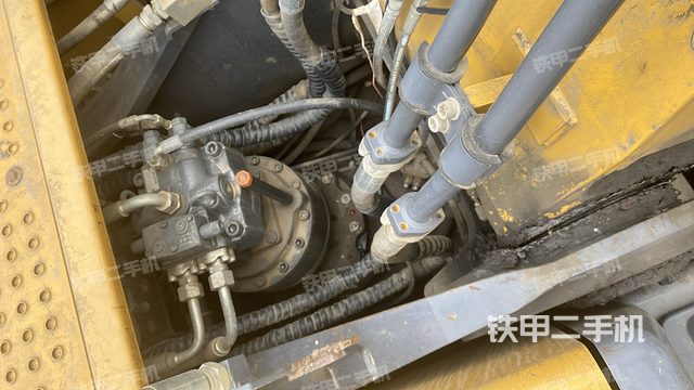 回转马达和主控阀（整机外观）