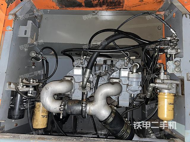 液压泵舱室正面整体（整机外观）