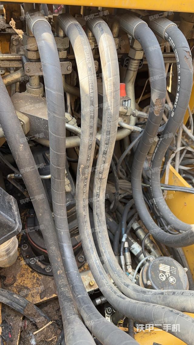 回转马达和主控阀（整机外观）