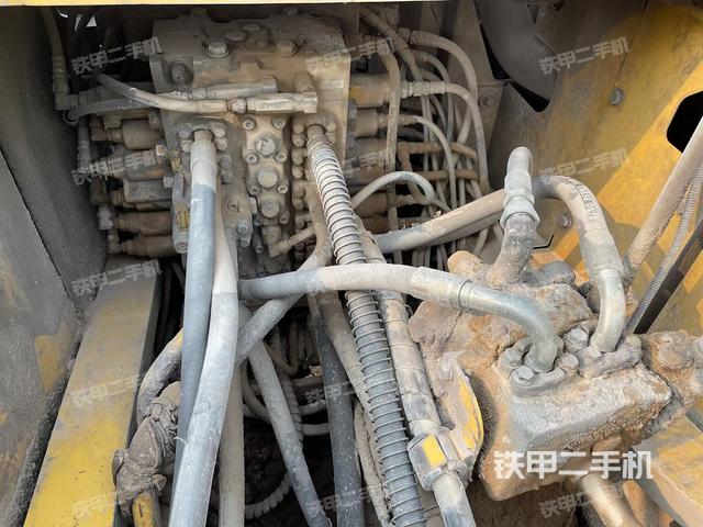 回转马达和主控阀（整机外观）