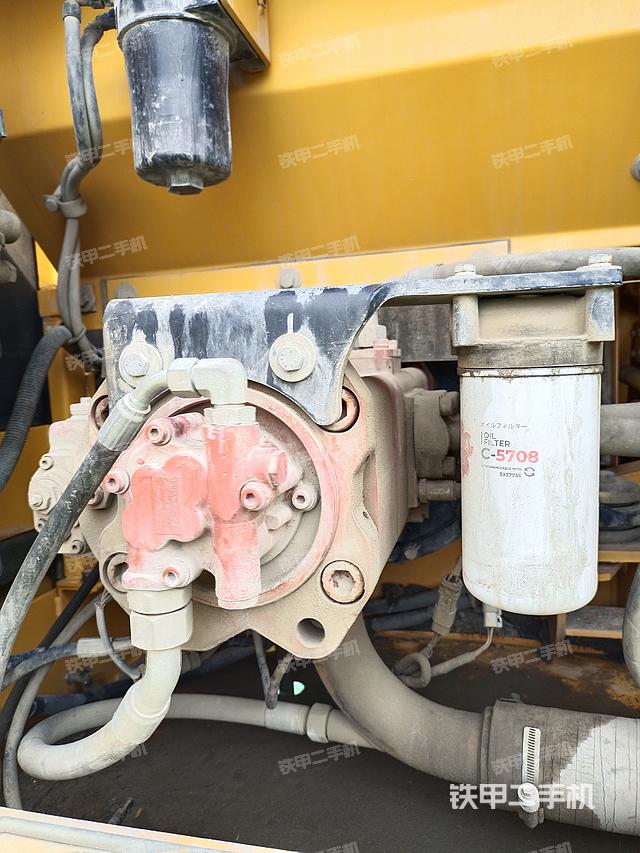 液压泵舱室正面整体（整机外观）